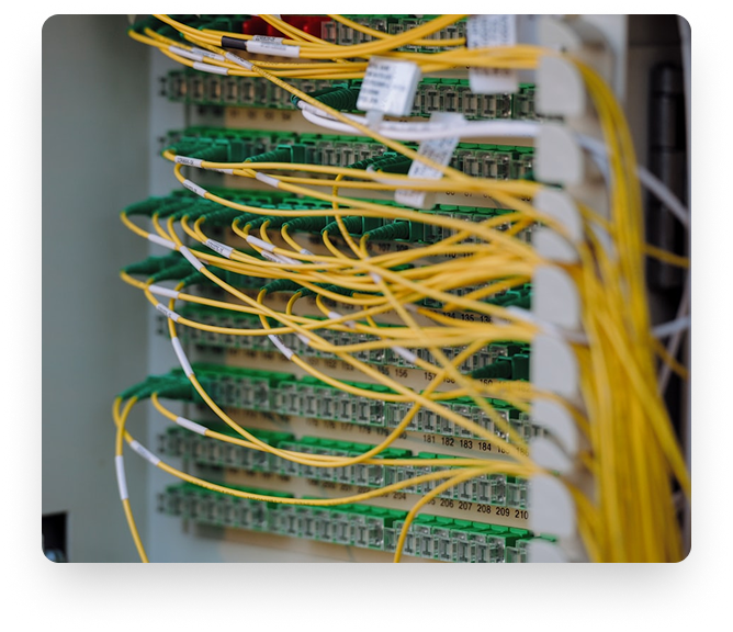 Técnico instalando cables de red